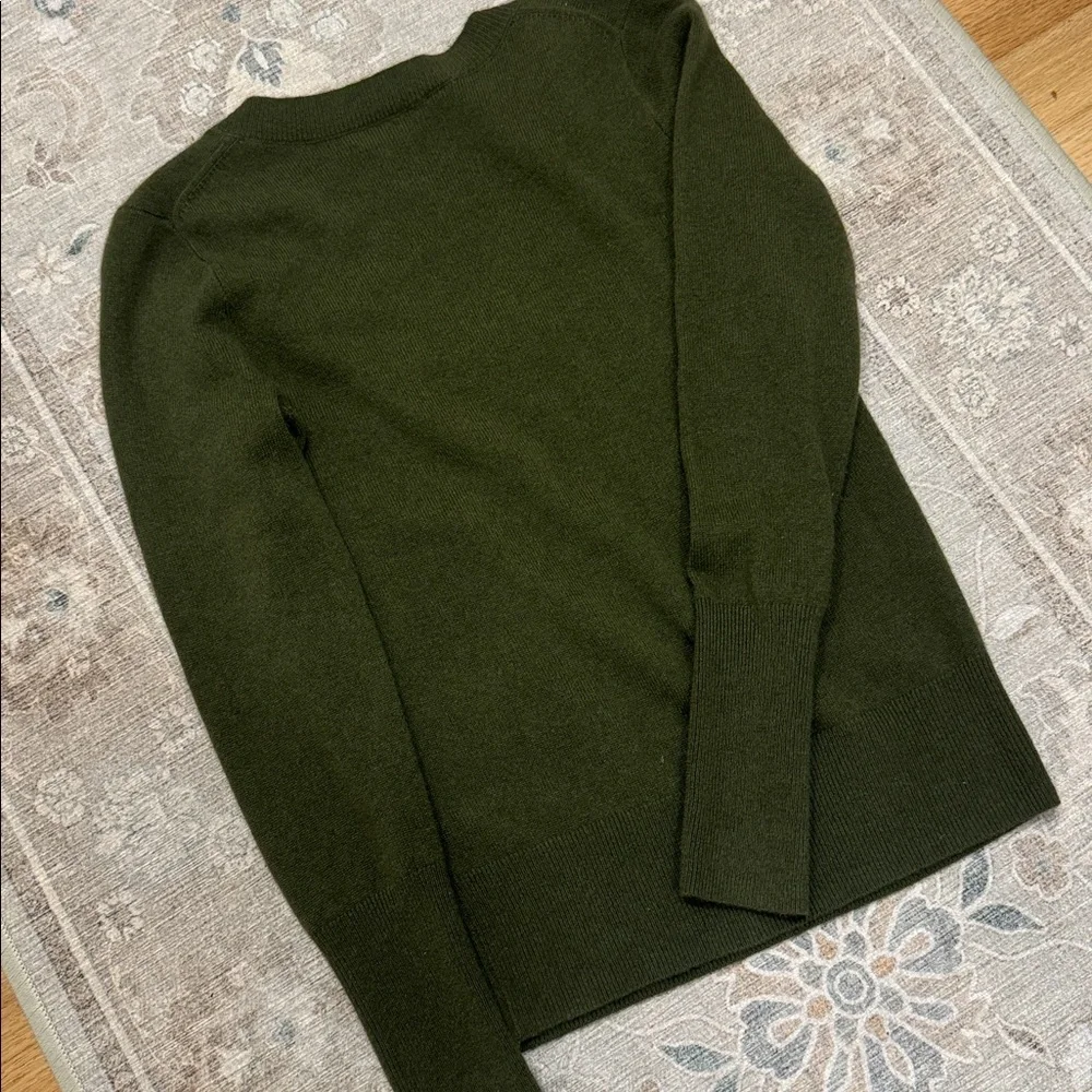 J.Crew | women's 100%cashmere / V-neck fitted sweater in olive green / Size XXS